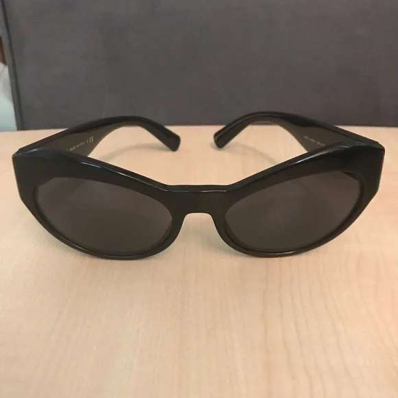 VERSACE SUNGLASSES NIB sunglasses for women Black cateye / gold + Versace case